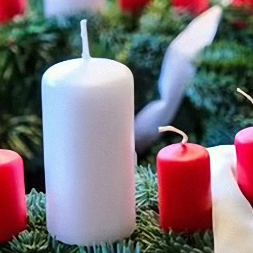 Eine weisse Kerze am Adventskranz